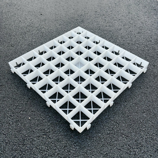 Invisible gravel grid for gravel retention